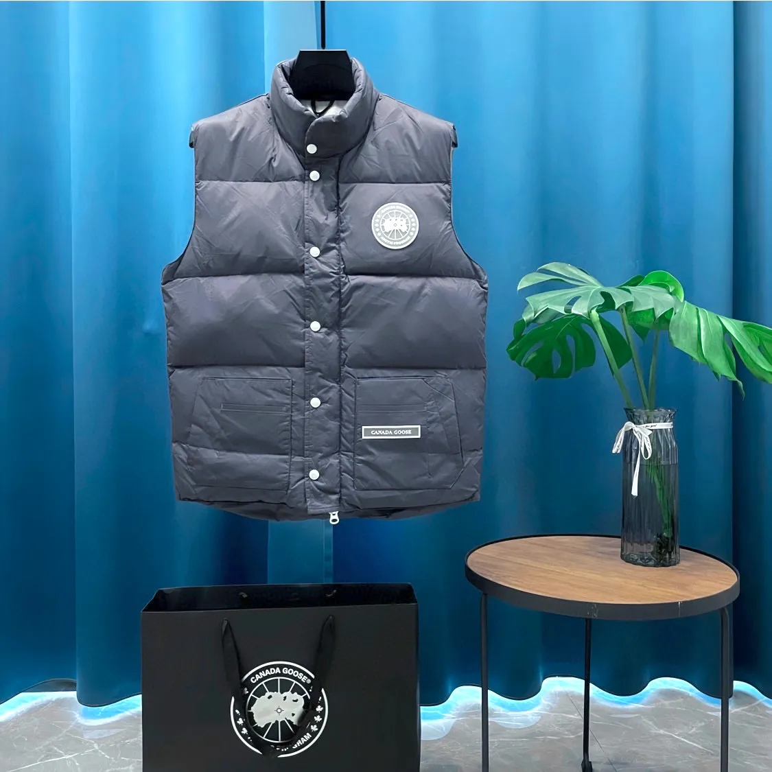 P440 Canadagoose ➡️ Canada 🦢 Glacier Series 💥 Down Vest, look good with it ❗️ Canada Goose’s new “Northern Lights Series” down vest Canada Goose’s new “Northern Lights” Northern Lights white label down vest is on sale! The light and layered colors give people the feeling of being trapped in the mist around icebergs and glaciers. It can be said to be very dreamy! Material list: 1⃣ Original custom-made double-flat 9500-100% nylon nylon material 2⃣ Original YKK zipper, non-auxiliary factory product 3⃣ National standard 80% white duck down, (zp uses 80% white duck down/everything boasting 90% is fake) Material analysis characteristics: 1⃣ Original factory/9500-100% nylon100% nylon Lurex yarn In fact, 100% nylon is rarely pure nowadays. Most of them are mixed with cotton or polyester. Our top-quality original version is developed in accordance with ZP and uses the same material. 2⃣ As we all know, the original version uses 80% white duck down. The fill power refers to the cubic inches of volume occupied by each ounce (30 grams) of down under certain conditions. If one ounce of down occupies 500 cubic inches, the fill power of the down is 500. So we can simply understand it as: fill power is the volume of down, and the volume of down is fill power. The higher the fill power of down, it means that under the same filling amount, down can fix a larger volume of air layer to keep warm and insulate, so the warmth retention of down is better. Size:XS-2XL
